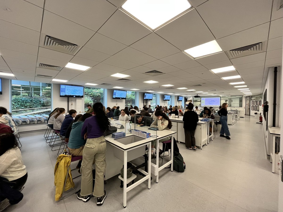 Our last Carbon Literacy Training this week, where <a href="/KeepNIBeautiful/">Keep NI Beautiful</a> are teaching <a href="/QUBbioscience/">School of Biological Sciences</a> first year students all about climate change! We’ve had another 130 students attend the training, and are pleased to see so many students interested in climate action! 🌍♻️💚