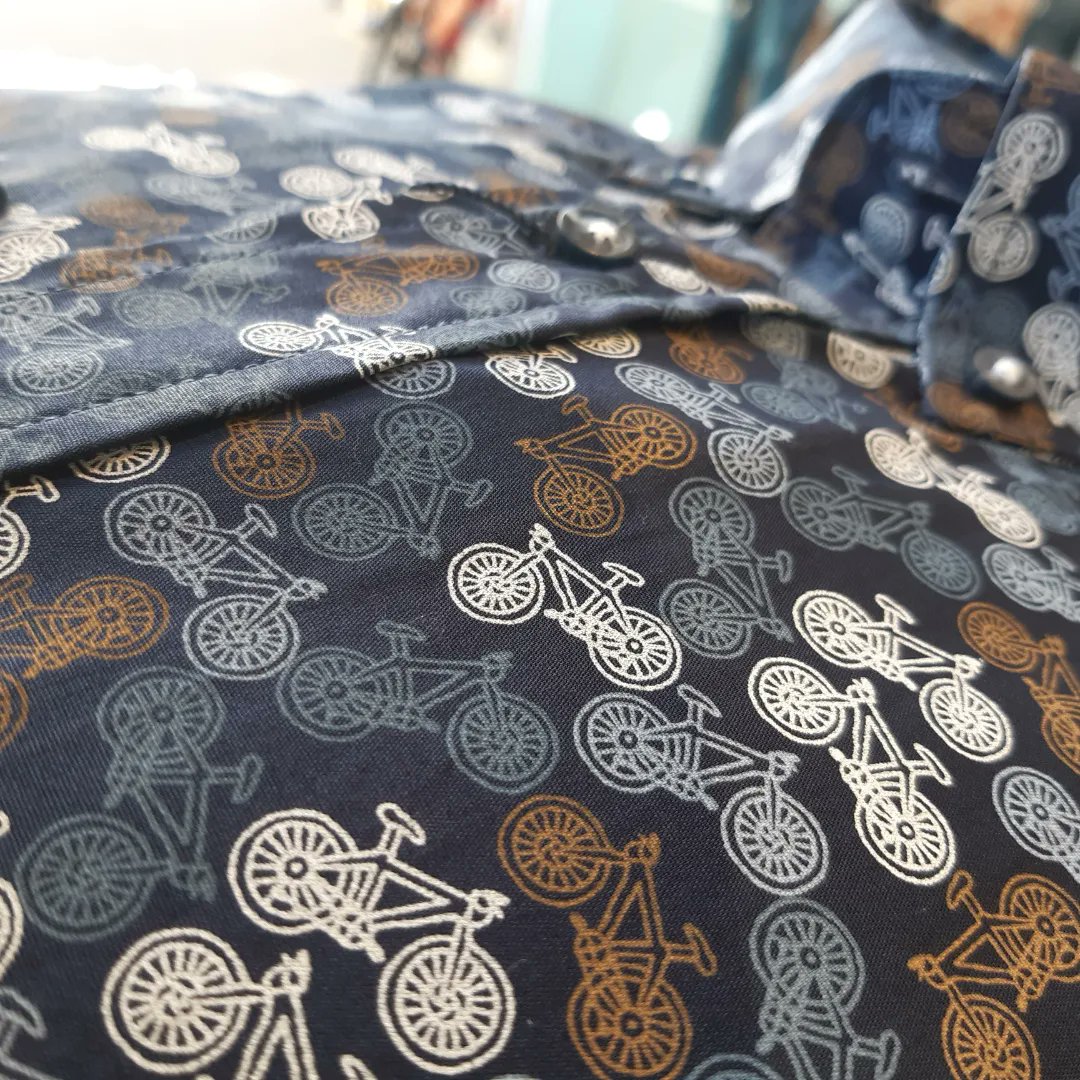 info_rooij's tweet photo. Ben jij klaar voor het EK in Assen? 
Met dit shirt wel! (49.95)

Op 24 september start het EK wielrennen voor mannen profs in Assen, ben jij erbij?
 Tevens is het dan koopzondag, wij zijn geopend van 13.00-17.00
(zondag 24 september)

#Assen #EKWielrennen #fietsshirt #mannenmode https://t.co/NNcE8gxqAj