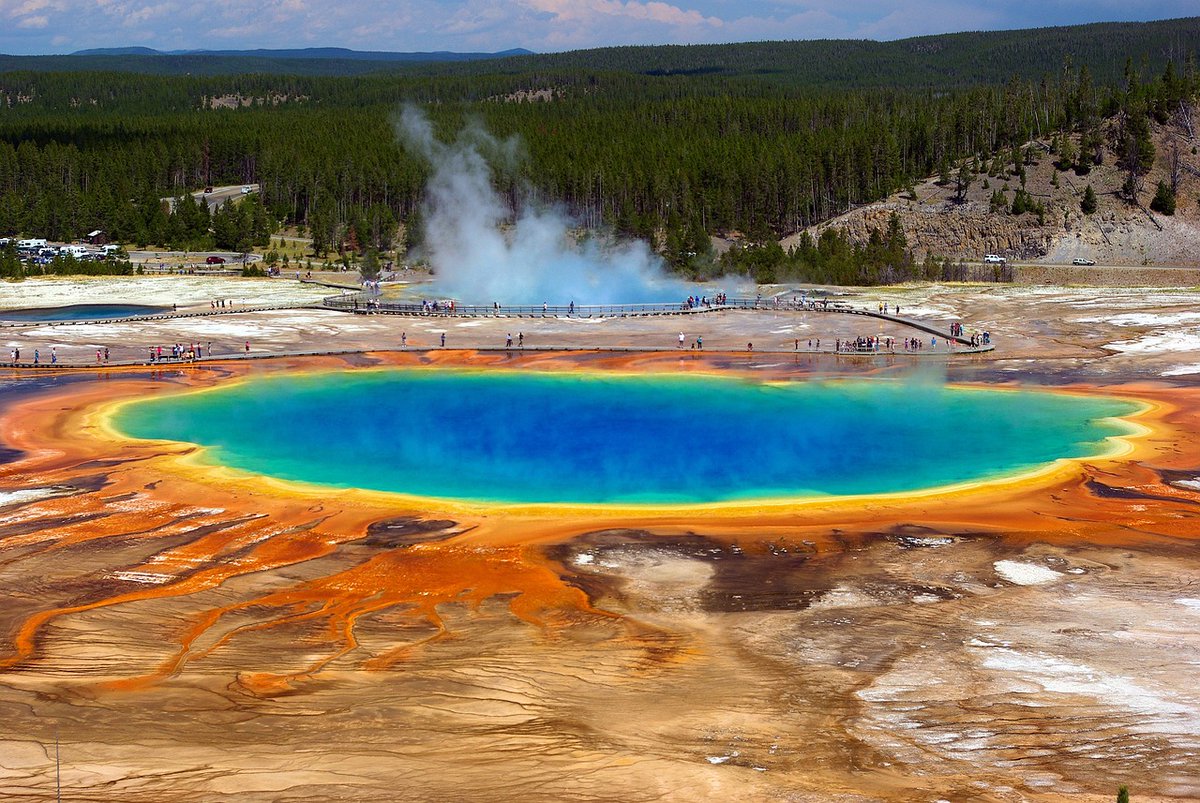 Debajo del Parque Nacional de #Yellowstone se encuentra una de las cámaras de magma más grandes del mundo.Esta cámara de magma es responsable de la actividad geotérmica y los géiseres icónicos de Yellowstone, como el Old Faithful. #sabiasque #curiosidades