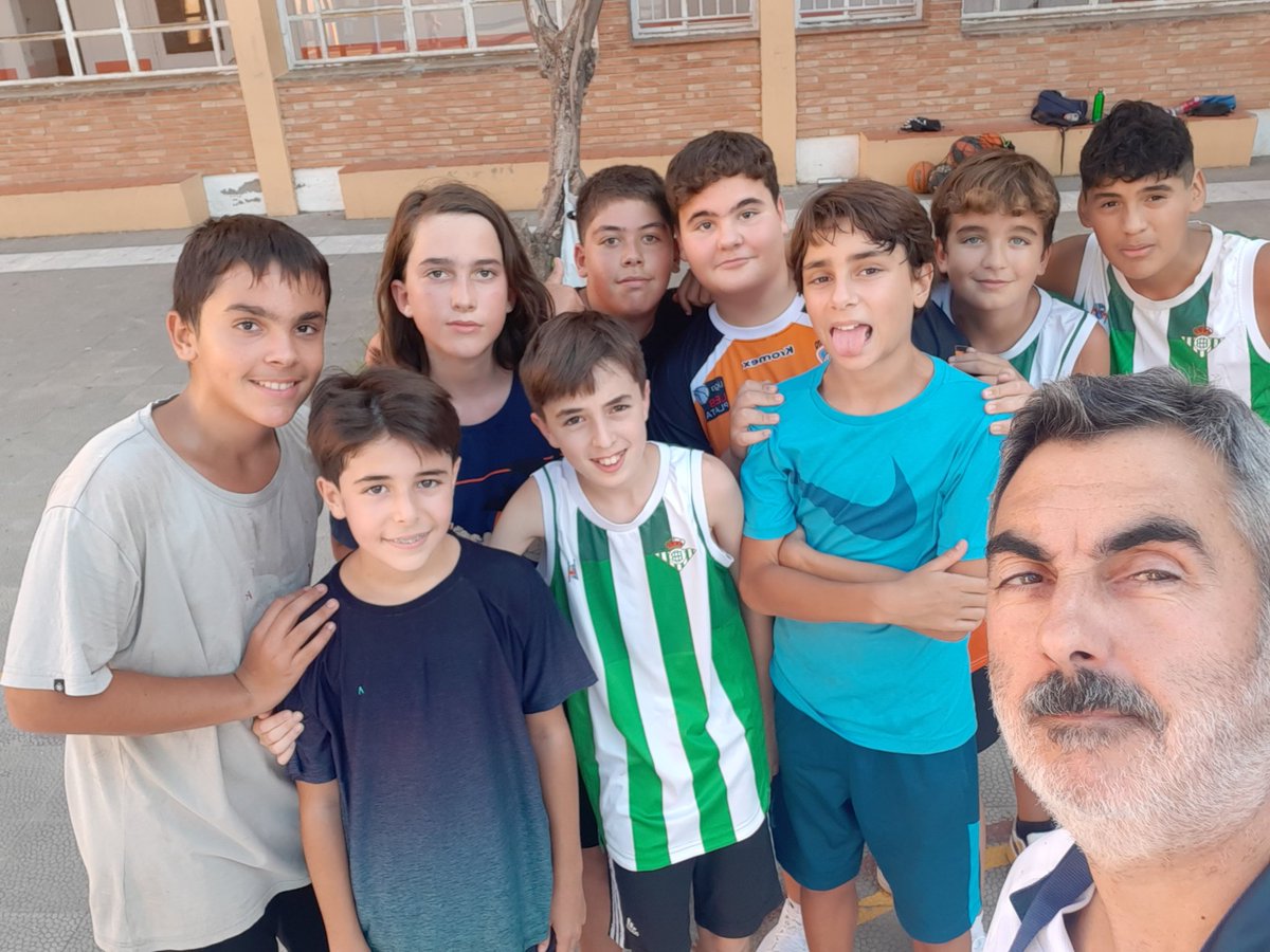 Ilusionante proyecto que empezamos esta temporada 23-24. Nuestro equipo Infantil Masculino ya va tomando forma. ¿Quieres jugar con nosotros?. Aun tenemos alguna ficha libre. Vente!!
#SomosCIA #PasionAZUL <a href="/ColeMontaigneSe/">Colegio Montaigne Sevilla</a>