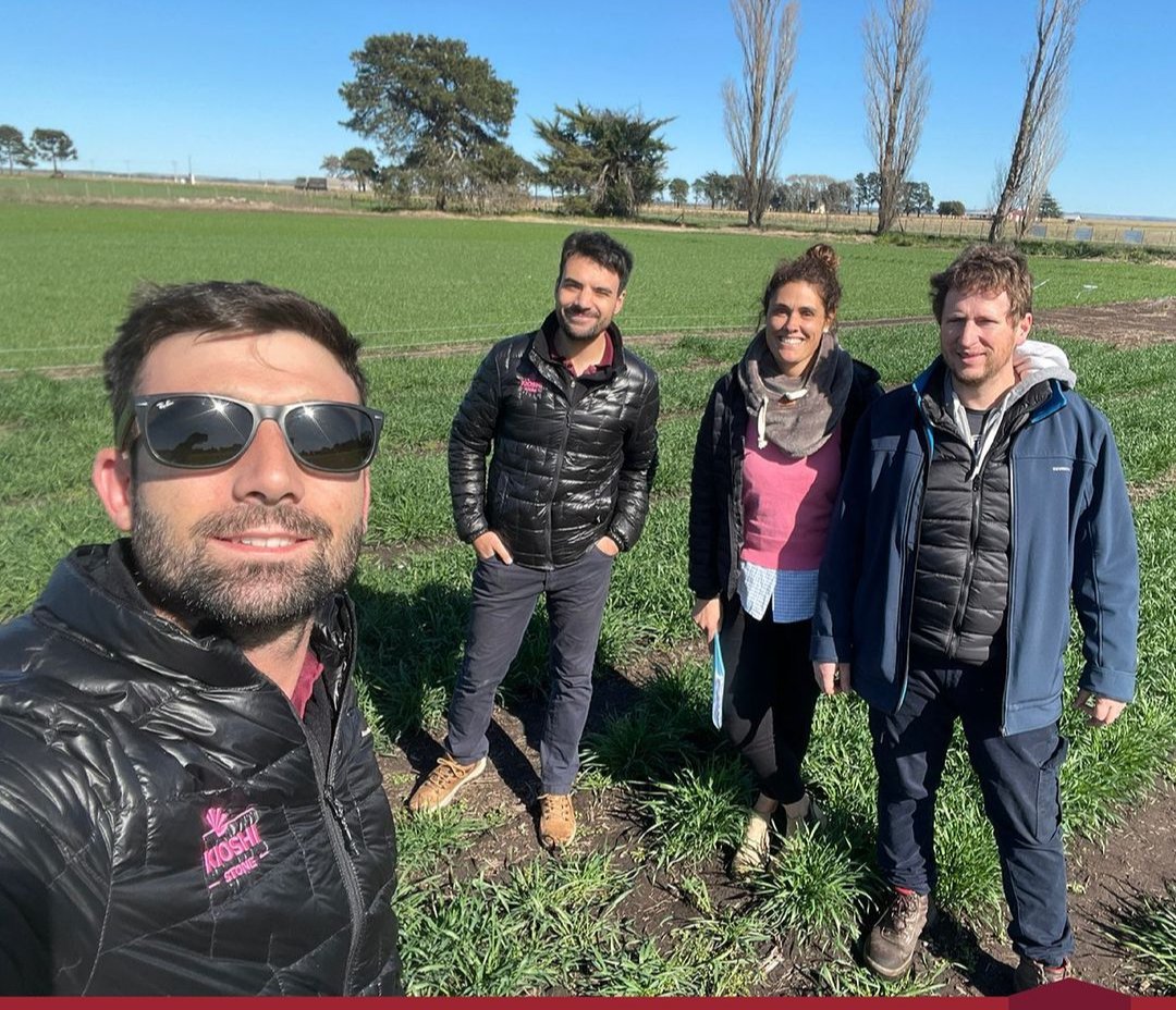florrebola86's tweet photo. Está semana nos visitaron los asesores de @KioshiStone para recorrer el Ensayo de Fertilización en Trigo..
Gracias chicos por el intercambio de ideas..
📍Balcarce.
#sumandoinformacion
#trigo #B802
@EstudioEdm @JuanPabMart https://t.co/eJvEpTa098