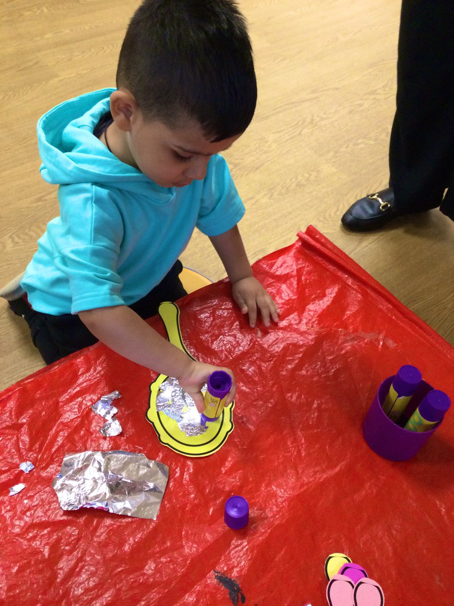 ECS_Keighley's tweet photo. This week in pre school we have been reading the book, “What I like about me!” We enjoyed discussing differences in our appearance. #stickylearning #50TTDBradford #01Gettoknowyou #20MiniArtist #04Makeyourmark #25Creativejunk #11Makingconnections https://t.co/Mio3jJlU72