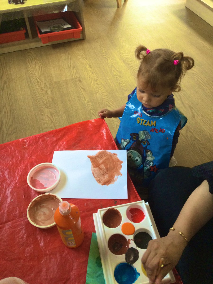 ECS_Keighley's tweet photo. This week in pre school we have been reading the book, “What I like about me!” We enjoyed discussing differences in our appearance. #stickylearning #50TTDBradford #01Gettoknowyou #20MiniArtist #04Makeyourmark #25Creativejunk #11Makingconnections https://t.co/Mio3jJlU72