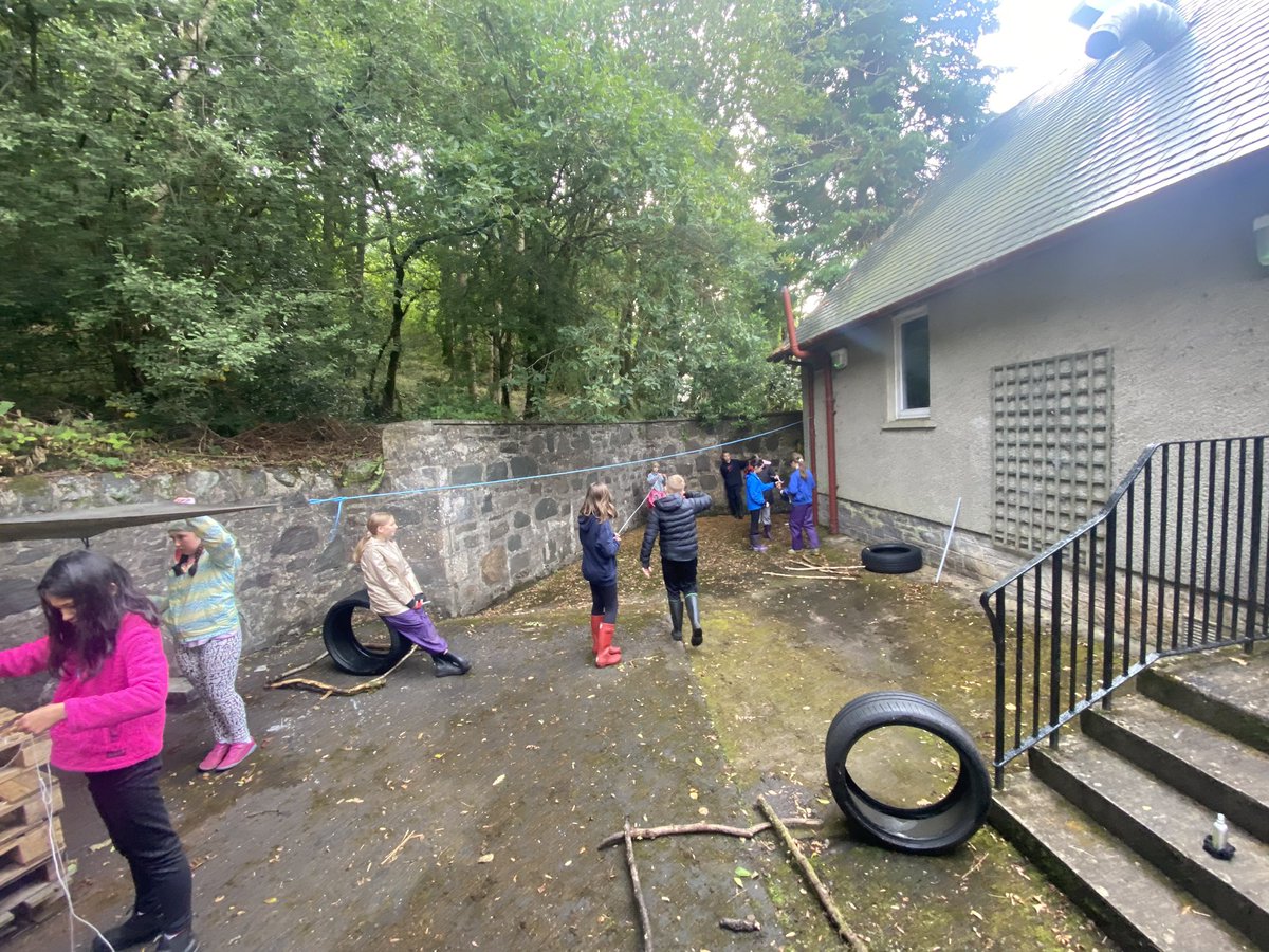 P5/6/7 have been busy this morning using their knowledge of knots to build the frame of their rafts as part of their topic ‘Titanic’. There was some excellent team work and great knots. Well done team 👍👌