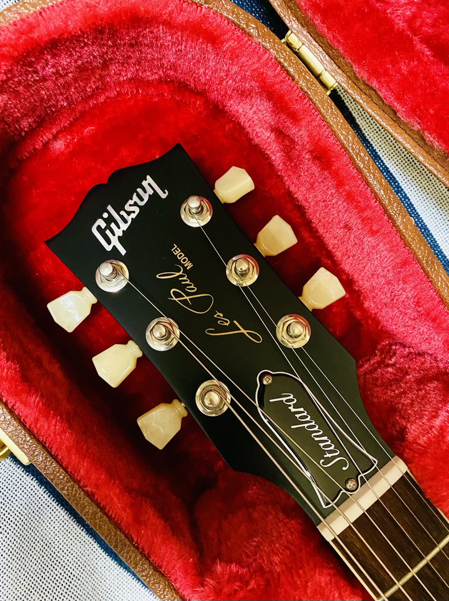 hiro19740723's tweet photo. 「一生添い遂げたい。」
そう思えるギターと出会いました🎸✨

僕たち幸せになります😆✨

Gibson Les Paul Standard 50s Faded (Vintage Honey Burst)

#Gibson  #LesPaulStandard  #50s
#MyNewGear https://t.co/LQflFc0nil