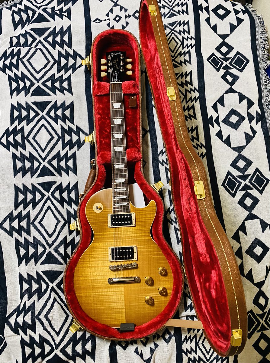 hiro19740723's tweet photo. 「一生添い遂げたい。」
そう思えるギターと出会いました🎸✨

僕たち幸せになります😆✨

Gibson Les Paul Standard 50s Faded (Vintage Honey Burst)

#Gibson  #LesPaulStandard  #50s
#MyNewGear https://t.co/LQflFc0nil