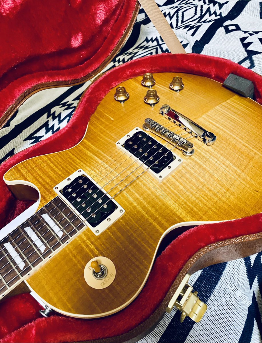 hiro19740723's tweet photo. 「一生添い遂げたい。」
そう思えるギターと出会いました🎸✨

僕たち幸せになります😆✨

Gibson Les Paul Standard 50s Faded (Vintage Honey Burst)

#Gibson  #LesPaulStandard  #50s
#MyNewGear https://t.co/LQflFc0nil