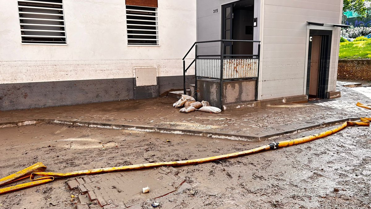 Conociendo de primera mano la situación en el #BarrioAeropuerto y de sus vecinos/as tras las fuertes tormentas ⛈️ de esta noche.

🚒 Gracias a los <a href="/BomberosMad/">Bomberos Madrid</a> por su trabajo sobre el terreno.

#Barajas #DistritoBarajas