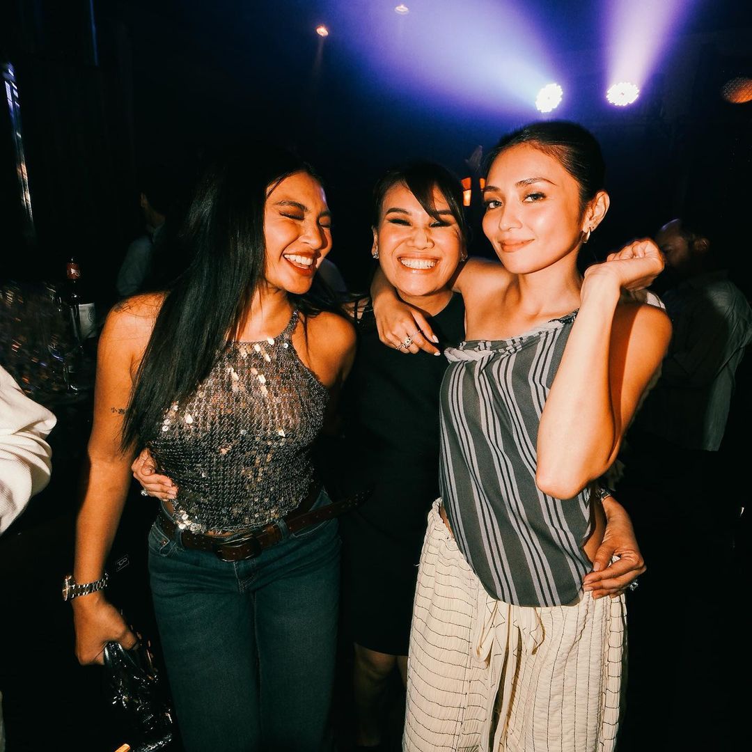 NaddictsOfc's tweet photo. Aivee Girls celebrating #aivee14 ✨@draivee @bernardokath @hello_nadine #aiveeclinic #aiveeday #aiveeleague #draivee #kathrynbernardo #NadineLustre 

📷 theaiveeclinic https://t.co/WfA2cfMhPF