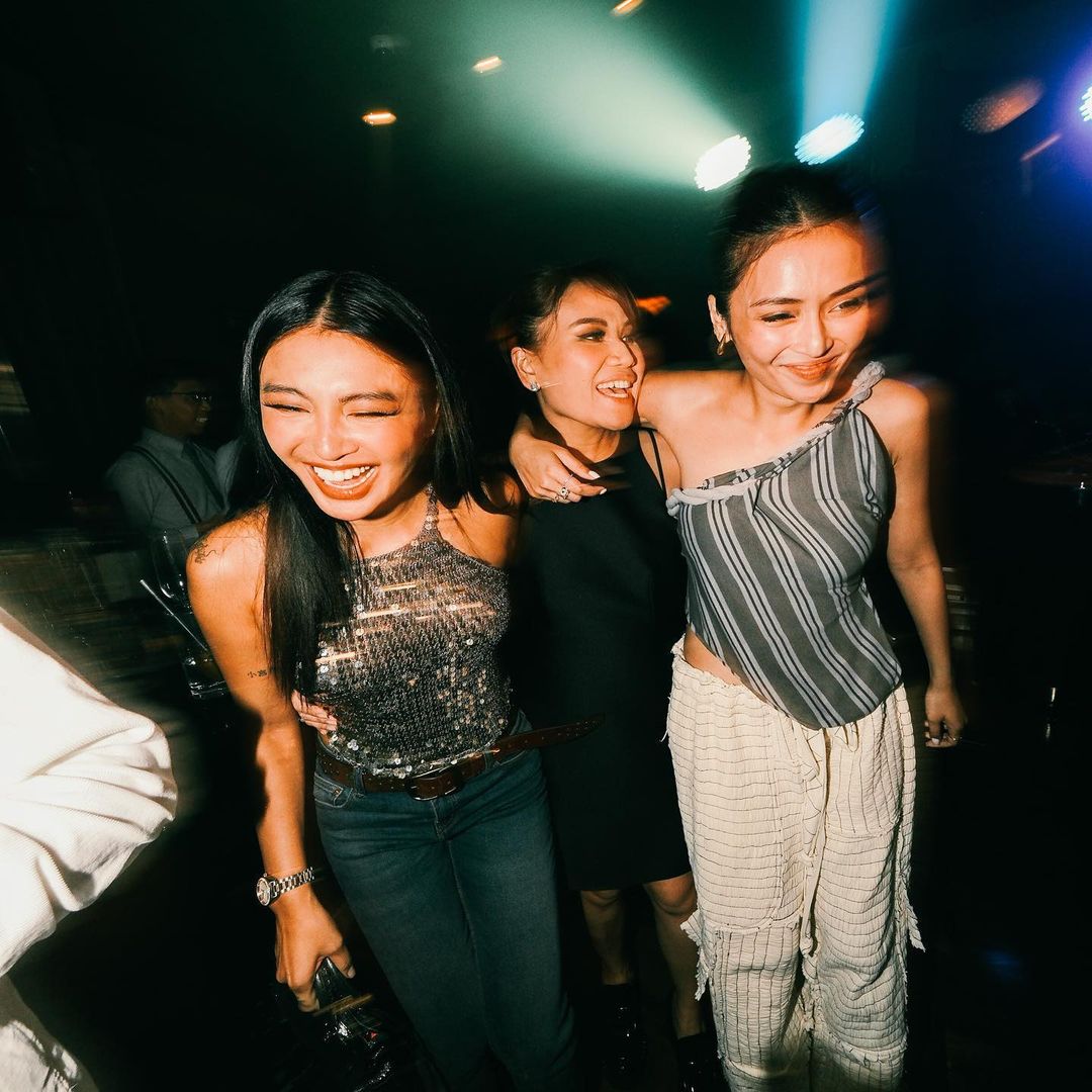 NaddictsOfc's tweet photo. Aivee Girls celebrating #aivee14 ✨@draivee @bernardokath @hello_nadine #aiveeclinic #aiveeday #aiveeleague #draivee #kathrynbernardo #NadineLustre 

📷 theaiveeclinic https://t.co/WfA2cfMhPF