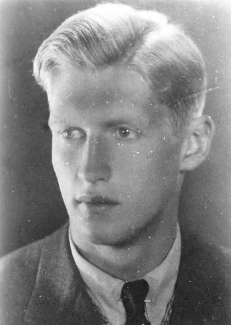 NieZapomnijONas's tweet photo. Andrzej "Morro" Romocki kilka dni przed śmiercią napisał: „Mamusiu, kolejne pokolenie Romockich ma krzyż Virtuti Militari”. ❤️
 
Poległ 15 września 1944 roku na Czerniakowie. Legendarny dowódca z batalionu "Zośka". Najmłodszy kapitan Armii Krajowej. 
Miał 21 lat... 

Pułkownik "Radosław" powiedział o nim:  „To jest najlepszy oficer Powstania Warszawskiego”.
Dowodzona przez niego kompania "Rudy" jako jedyny oddział przebiła się przez pozycje nieprzyjacielskie ze Starówki do Śródmieścia. Ciężko ranny w twarz, cały czas dowodził oddziałem.

"Morro" poległ podczas osłaniania przyczółku czerniakowskiego. 

"Ja w głębi samego siebie czuję i wiem, że powstanie było żywiołowym odruchem narodowej potrzeby przeciw terrorowi, przeciw poniewierce, przeciw śmiertelnemu wrogowi, który nas niszczył. 
I gdyby dziś, po tym wszystkim, co widziały na Woli i Starówce moje oczy, stanęła przede mną znów decyzja: iść do powstania czy nie, poszedłbym na nowo i wiem, że poszliby inni.

GLORIA VICTIS - chwała zwyciężonym - będzie kiedyś wyryte także na warszawskich cmentarzach powstańczych, jeśli ulegniemy w tej walce" – te słowa Andrzej "Morro" napisał kilka dni przed śmiercią.