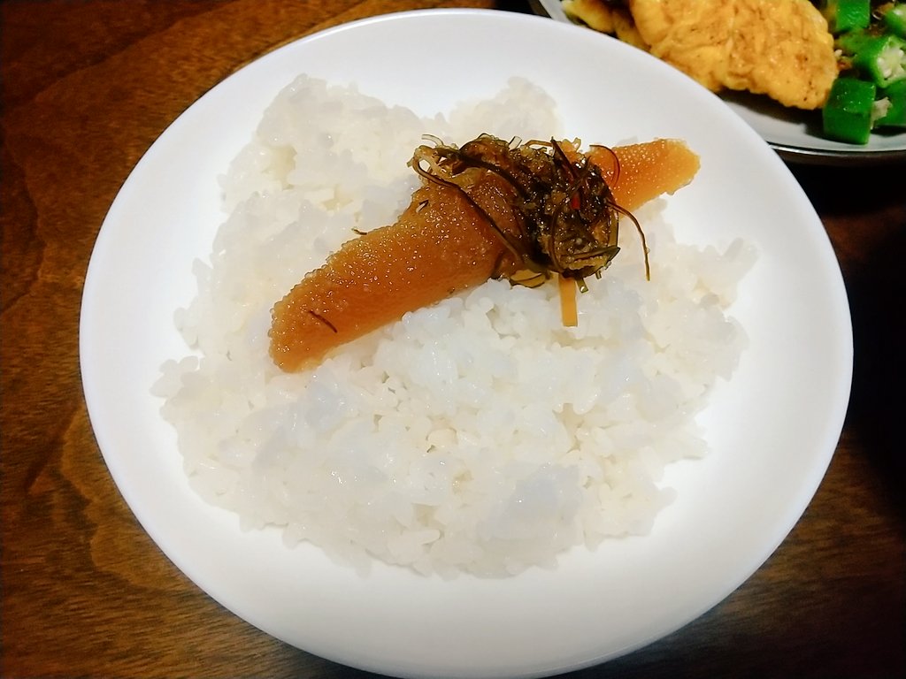 Lotus_Bangohan's tweet photo. シャインマスカット安くなってるっていうから帰りにスーパーに寄ったら1480～1980円くらいだった…安いか���貧困すぎて安さの実感がない。一旦保留。

ピーマンと豚肉の卵焼き
鮭の塩焼き
カボチャの煮物
キュウリのぬか漬
オクラ
ご飯に松前漬けのっけ
豚汁

#おうちごはん
#映えないボクの晩ごはん https://t.co/Ad5BIrHJjT