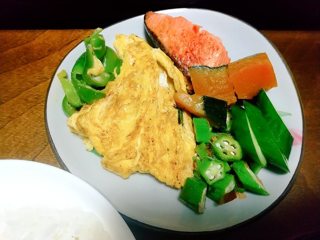 Lotus_Bangohan's tweet photo. シャインマスカット安くなってるっていうから帰りにスーパーに寄ったら1480～1980円くらいだった…安いか���貧困すぎて安さの実感がない。一旦保留。

ピーマンと豚肉の卵焼き
鮭の塩焼き
カボチャの煮物
キュウリのぬか漬
オクラ
ご飯に松前漬けのっけ
豚汁

#おうちごはん
#映えないボクの晩ごはん https://t.co/Ad5BIrHJjT