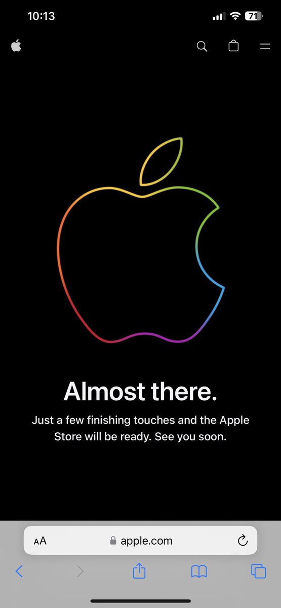 sacharules's tweet photo. Apple is not immune to horrible experiences… Store is a mess https://t.co/aDmkfbCf43