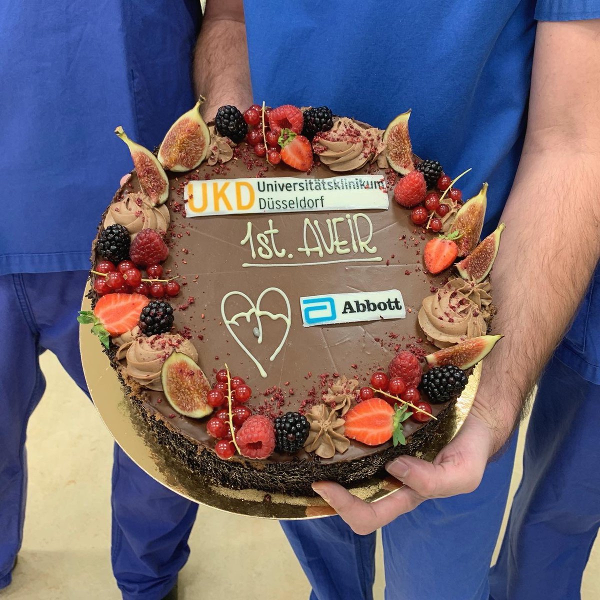 Die UKD-Kardiologie hat heute Morgen als erste Klinik im Großraum Düsseldorf und als eines der ersten Zentren in Europa einen neuartigen Herzschrittmacher eingesetzt. Herzlichen Glückwunsch an das OP-Team aus dem Herzkatheterlabor (HKL)!
