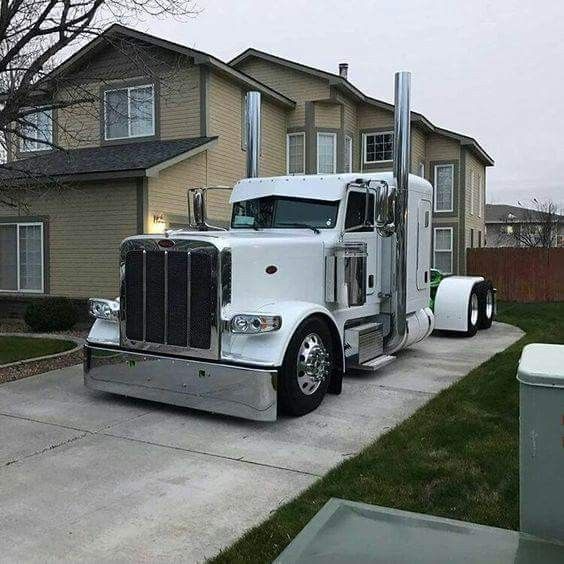 TruckingDepot's tweet photo. Nice tall stacks on this big rig! #Trucking #TruckingDepot #Truckers https://t.co/fLw7rMtaK5