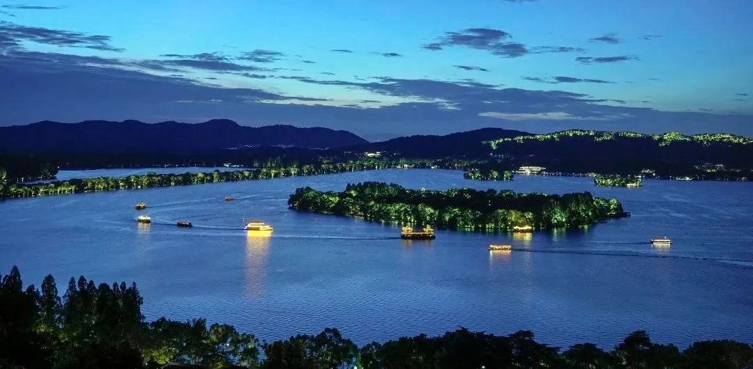Experience the dazzling nightlife of Hangzhou as the West Lake and Qiantang River banks are lit up after sunset.

#Hangzhou #AsianGames #QiantangRiver #Nightlife #HangzhouAsianGames