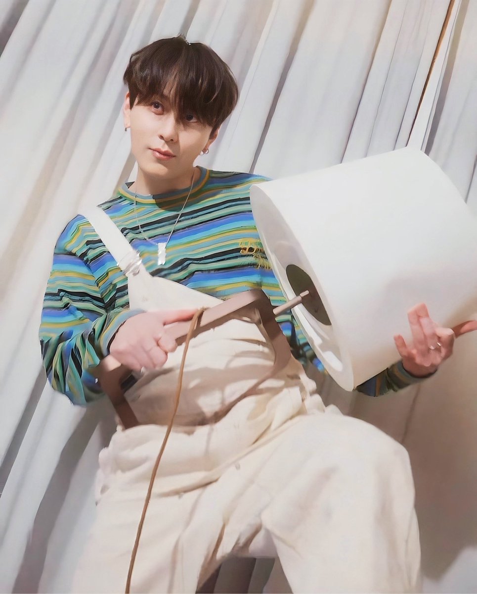 delphy1016's tweet photo. Boii doing his home interiors concept 
#용준형 #YONGJUNHYUNG #BLACK_MADE #Vogue https://t.co/NHndHsWzt5