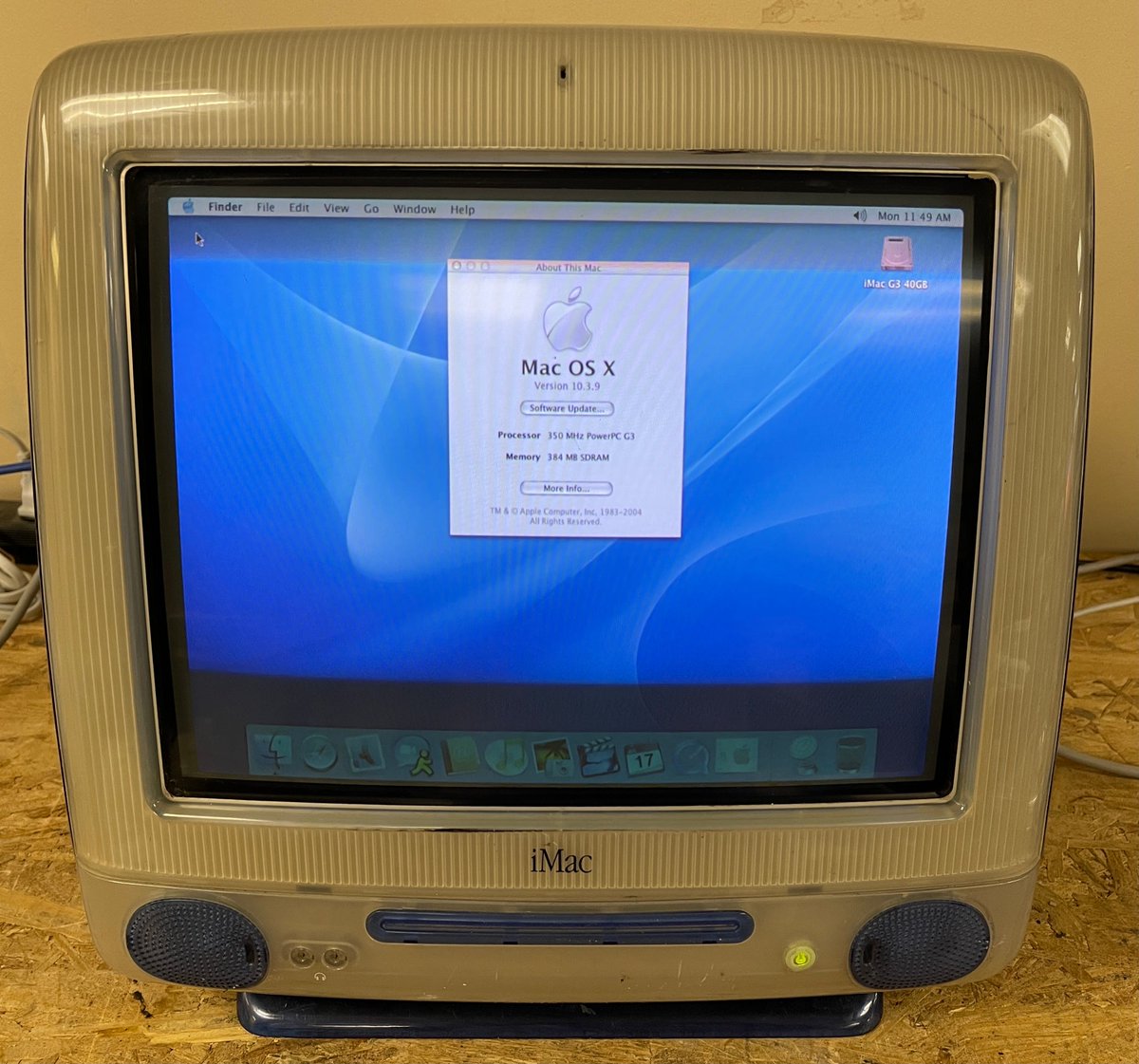 JonyIveParody's tweet photo. Live look at the Apple Store server this morning: #iPhone https://t.co/rMhc8HgOF1