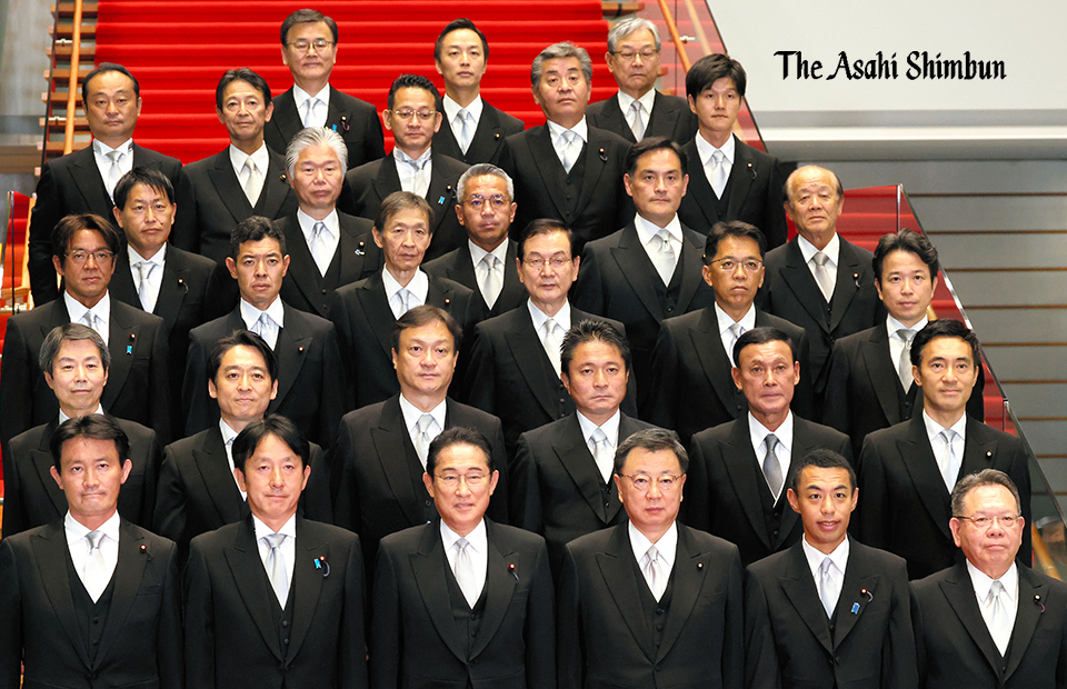 asahi_photo's tweet photo. 岸田内閣は15日の閣議で副大臣26人と政務官28人の人事を決めました。計54人はすべて男性議員で女性議員はゼロです。朝日新聞の調べでは、2001年に副大臣・政務官が導入されてから「女性ゼロ」は初めてです。（郁）
https://t.co/K1apkcPoYr https://t.co/57iq2PK8iL