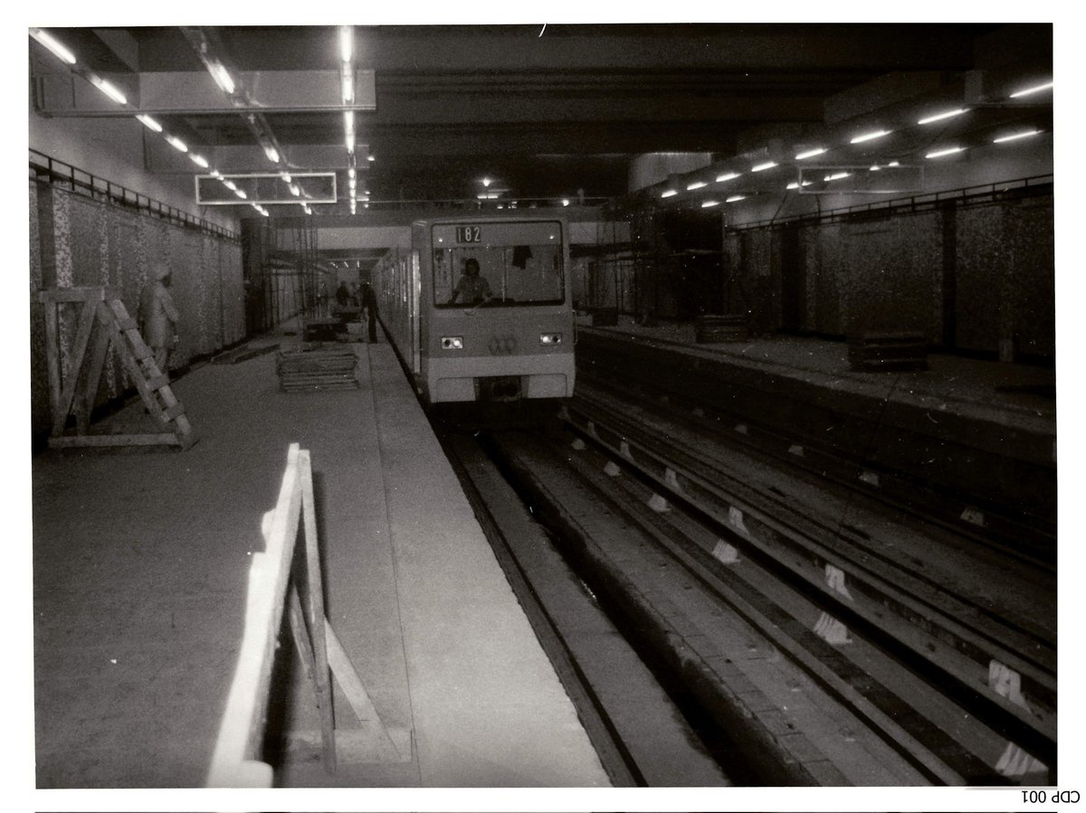 metrodesantiago's tweet photo. Hace 48 años, comenzamos este emocionante viaje integrándonos como parte de la ciudad! Nuestra línea #L1 se extendía en aquel momento desde San Pablo hasta La Moneda. Dos años después, celebramos nuestro primer hito al llegar hasta la estación Salvador.

😮 Es asombroso cómo hemos crecido a lo largo de todos estos años.