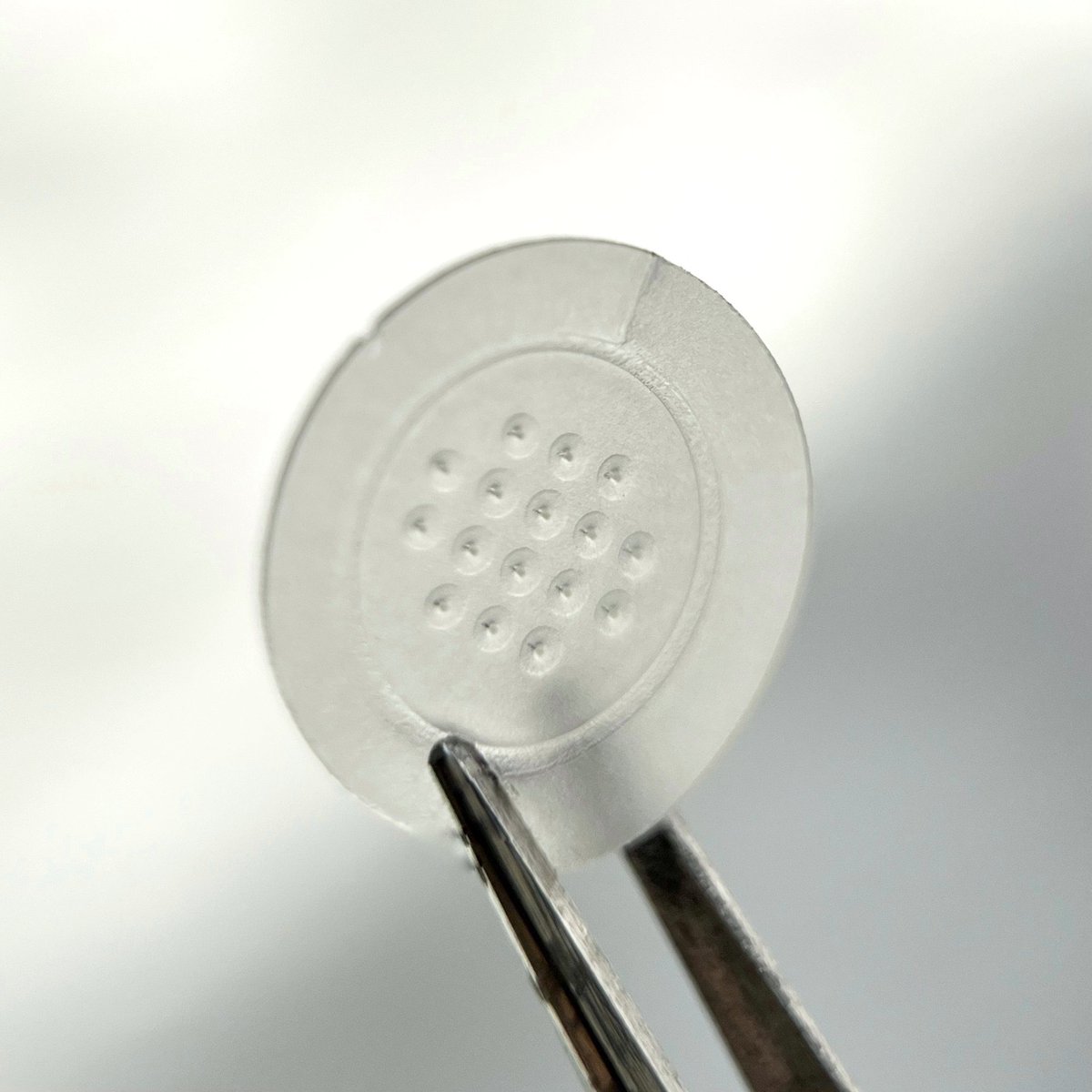 _hakumaichan_'s tweet image. 生理前になると必ずできるデカめの顎ニキビも食生活が乱れた時にできるヤツも丸1日これ貼っとけば「どこいった？」ってレベルで小さくなるし枯れる。色々試したけど1番即効性がある本っっっ当〜〜〜に重宝しているニキビパッチ🩹🤍小さな針がチクチクッと痛いけどニキビが治るならダメージゼロ😺🤜🏻