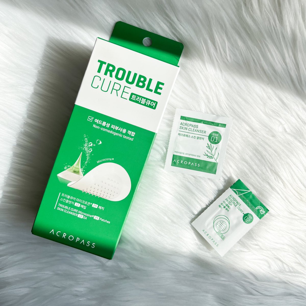 _hakumaichan_'s tweet image. 生理前になると必ずできるデカめの顎ニキビも食生活が乱れた時にできるヤツも丸1日これ貼っとけば「どこいった？」ってレベルで小さくなるし枯れる。色々試したけど1番即効性がある本っっっ当〜〜〜に重宝しているニキビパッチ🩹🤍小さな針がチクチクッと痛いけどニキビが治るならダメージゼロ😺🤜🏻