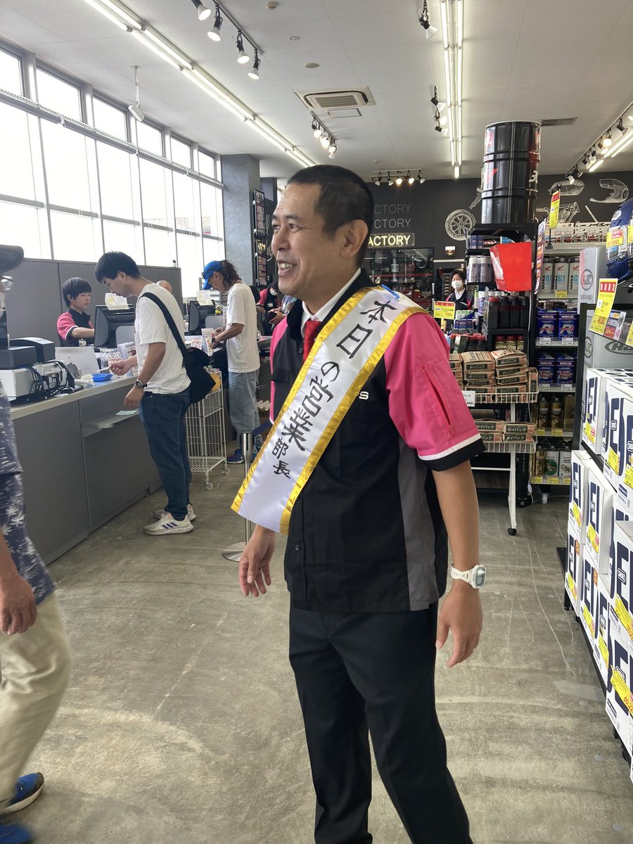 NakkiRigs's tweet photo. 病院帰りにNAPS相模原橋本店オープニングイベントに行ってきました。
秋冬物ジャケットがあって出勤時に必要だなっと思いました。探索しなきゃね!
大好きなのっちーさんにも逢えて我わ満足じゃぁー!
しかもステッカー貰った
嬉しい❤️
#NAPS. #芸能人のっちー #Opining event https://t.co/EKxUizxxPW