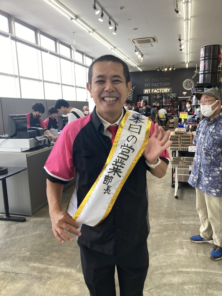 NakkiRigs's tweet photo. 病院帰りにNAPS相模原橋本店オープニングイベントに行ってきました。
秋冬物ジャケットがあって出勤時に必要だなっと思いました。探索しなきゃね!
大好きなのっちーさんにも逢えて我わ満足じゃぁー!
しかもステッカー貰った
嬉しい❤️
#NAPS. #芸能人のっちー #Opining event https://t.co/EKxUizxxPW