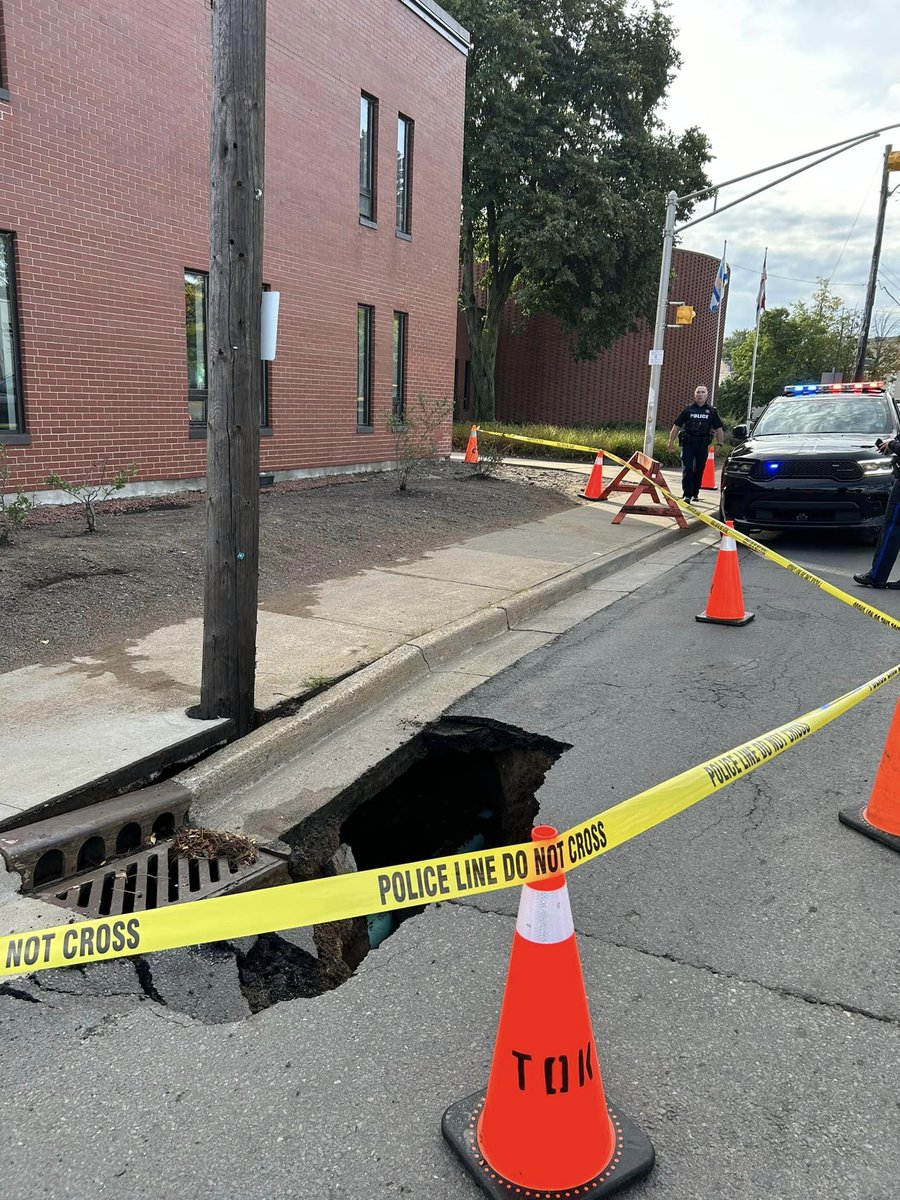 #Traffic:  Motorists and pedestrians please use extra caution near the Provincial Courthouse / White’s Family Funeral Home in #Kentville. Down to one lane due to ‘sinkhole’ type situation.