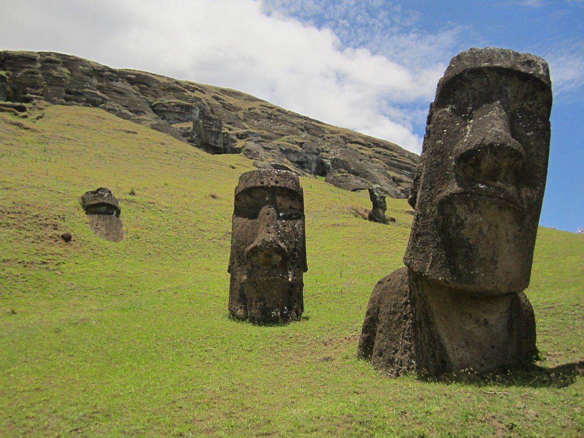 MarGomezH's tweet photo. La isla de Pascua, o Rapa Nui, es técnicamente parte de Chile a pesar de que la remota isla se encuentra a más de 3.500 kilómetros de la costa. Es famosa por sus enormes estatuas de piedra conocidas como "moai." https://t.co/oTvt3ah8fb