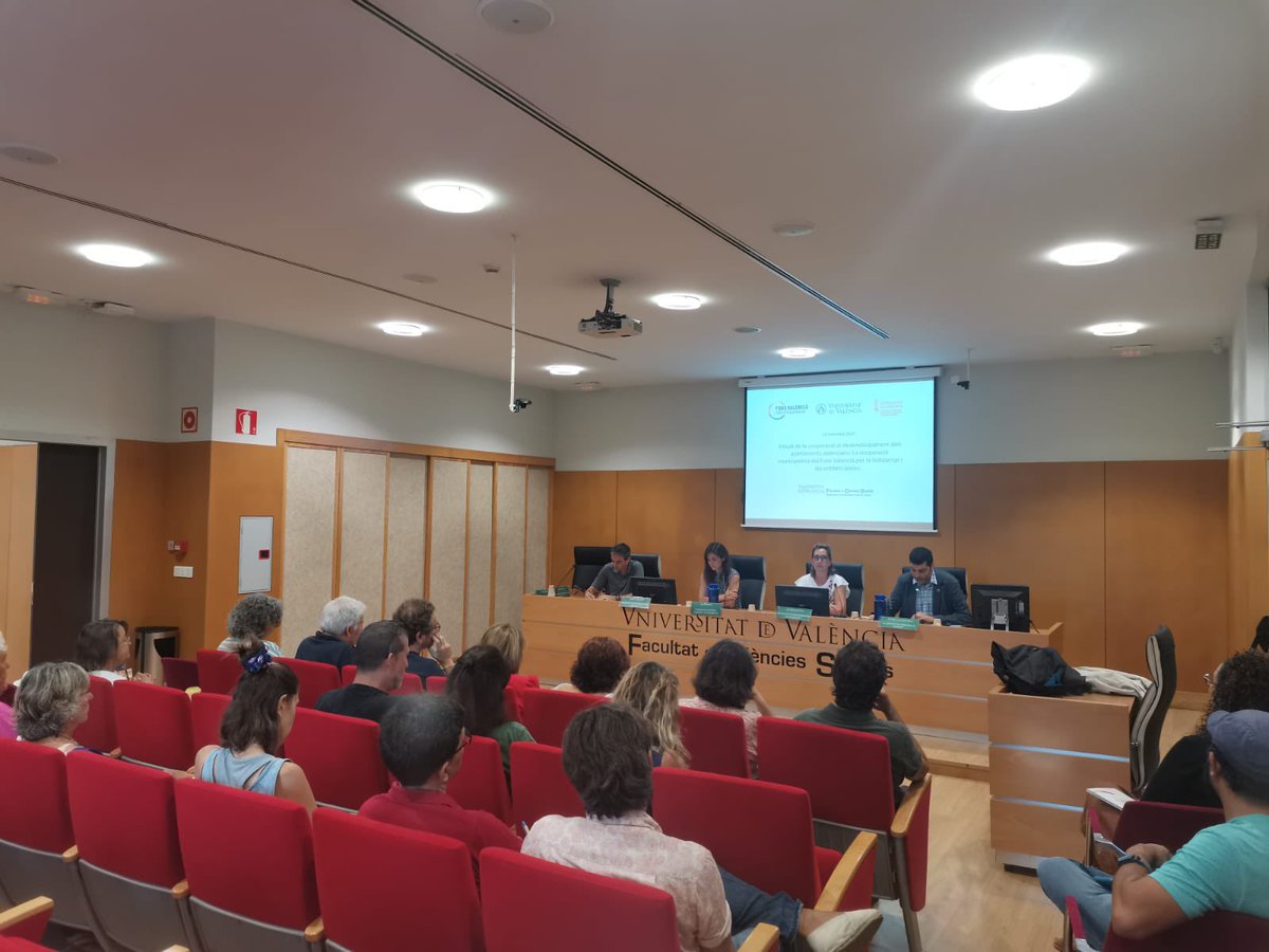 fonsvalencia's tweet photo. 📔La UV presenta un estudi sobre la trajectòria i valoració de la cooperació internacional municipalista mitjançant el @fonsvalencia

✔️El treball, a més, ompli un buit informatiu de la cooperació exercida des de l’àmbit local a la Comunitat Valenciana

📰https://t.co/LwIiUO8yeN https://t.co/EUBcy7I1Xe