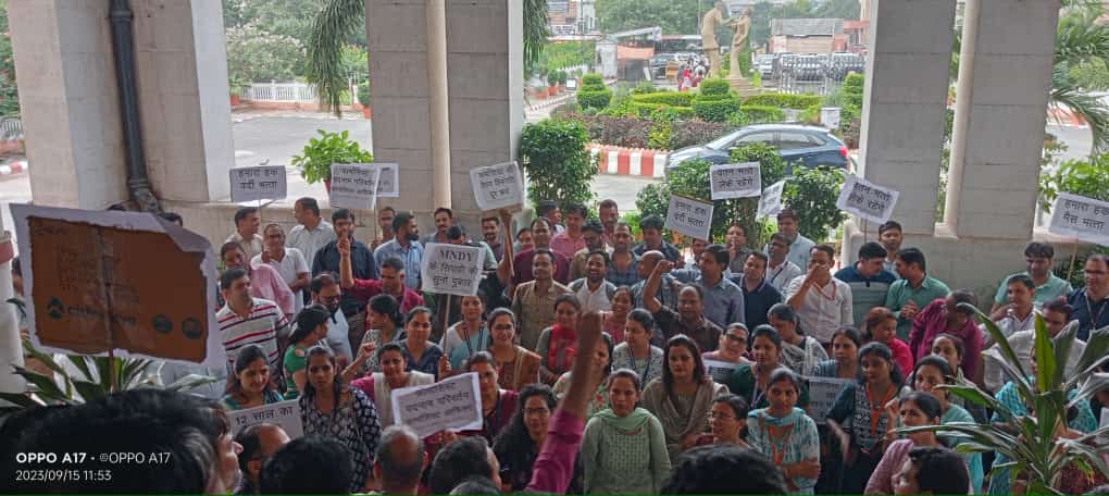 बार बार निवेदन करने पर भी संवेदनशील सरकार के कानो पर जूं नहीं इसीलिए आंदोलन को मजबूर....सेवारत फार्मासिस्ट🙏
#11वर्षो_की_लंबित_मांगे
#मांगते_मांगते_थक_गए 
<a href="/ashokgehlot51/">Ashok Gehlot</a> 
<a href="/_lokeshsharma/">Lokesh Sharma</a> 
<a href="/plmeenaINC/">Parsadi Lal Meena</a> 
<a href="/artizzzz/">Arti Dogra</a>