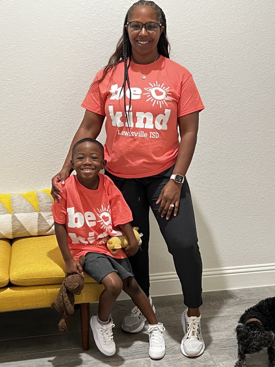 jjeezybrown_'s tweet photo. Be Someone’s Sunshine ☀️ Wrapping up Kindness Week with my very own SONshine 🤗 @lisdbekind #LISDKindnessWeek https://t.co/aVyvlls0ky