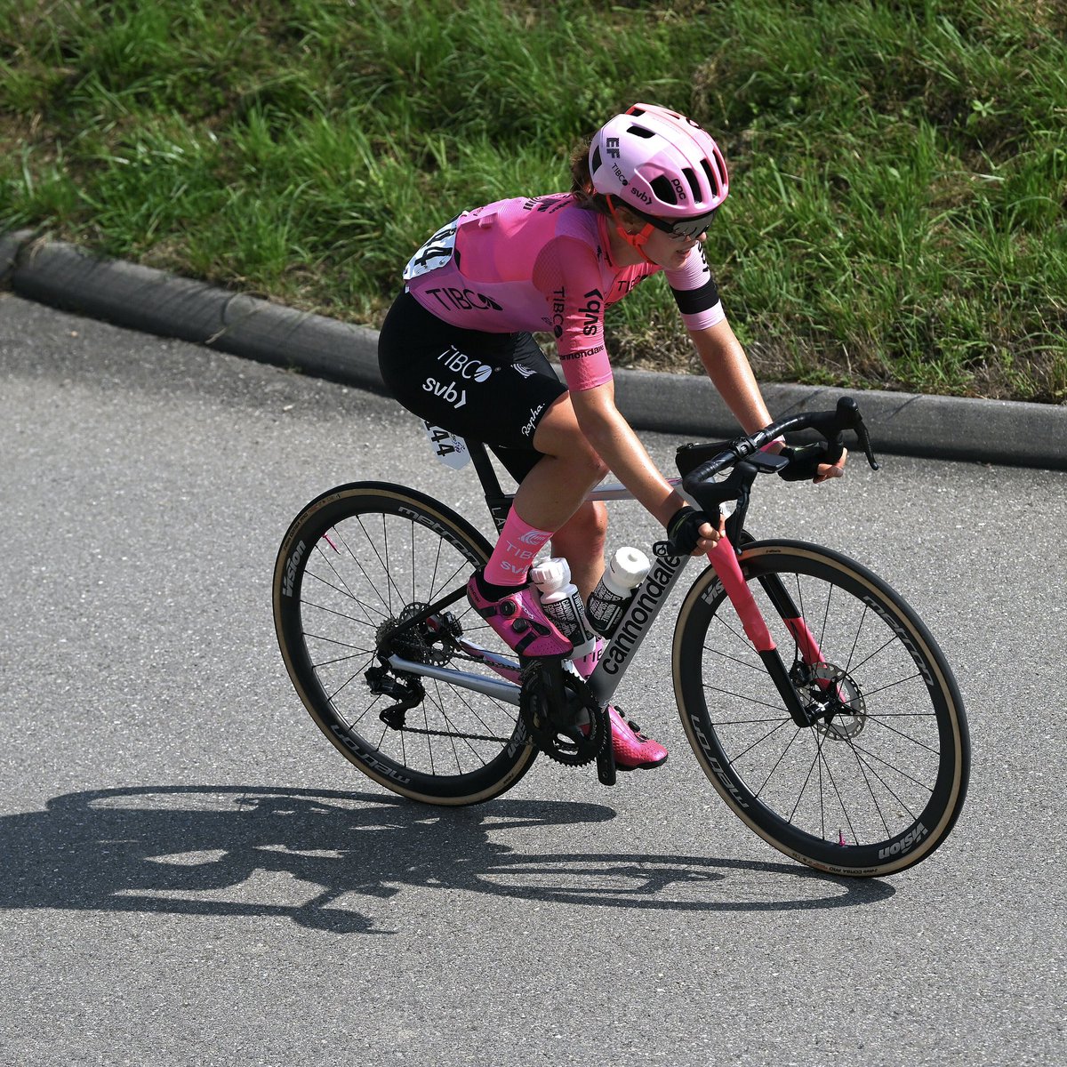 That’s our Clara Honsinger riding as a solo breakaway at the opening stage of Tour de Romandie with just under 50k to the finish 💕