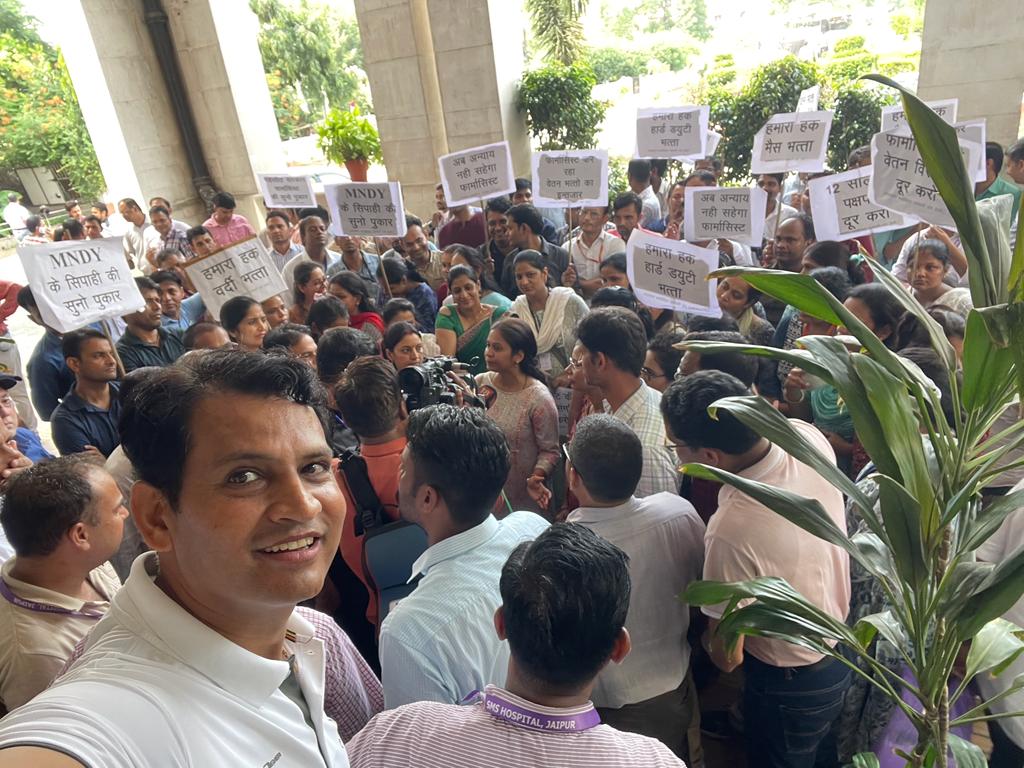 खोल की मुट्ठी हल्ला  हल्ला बोल फार्मासिस्ट का हल्ला बोल
#11वर्षो_की_लंबित_मांगे
#मांगते_मांगते_थक_गए 
<a href="/ashokgehlot51/">Ashok Gehlot</a> 
<a href="/_lokeshsharma/">Lokesh Sharma</a> 
<a href="/plmeenaINC/">Parsadi Lal Meena</a> 
<a href="/artizzzz/">Arti Dogra</a>