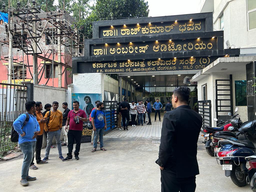 baraju_SuperHit's tweet photo. All set for Terrific Trailer of #PriyankaUpendra's 50th Film
#DetectiveTeekshana 🔥

Directed by #TrivikramRaghu

@nimmaupendra @priyankauppi #MuniVenkatCharan @gmprasanna @muni_vc @EventLinkxEnt #VijaySuriya #Avinash #PurushothamBK @prmusicdirector @LahariMusic @propratheesh @pro_guna @baraju_SuperHit