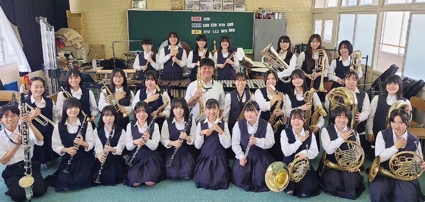 YAMAMOMO_FESTA's tweet photo. ♫ 小松島西高等学校 吹奏楽部の皆様からのご挨拶♫

みなさん、こんにちは!
小松島西高等学校吹奏楽部です!
今年もたくさんの一年生の入部があったことや、多くの方々の支えもあり、部員一同毎日一生懸命練習に励むことができています。 https://t.co/3DlhcJb9wF