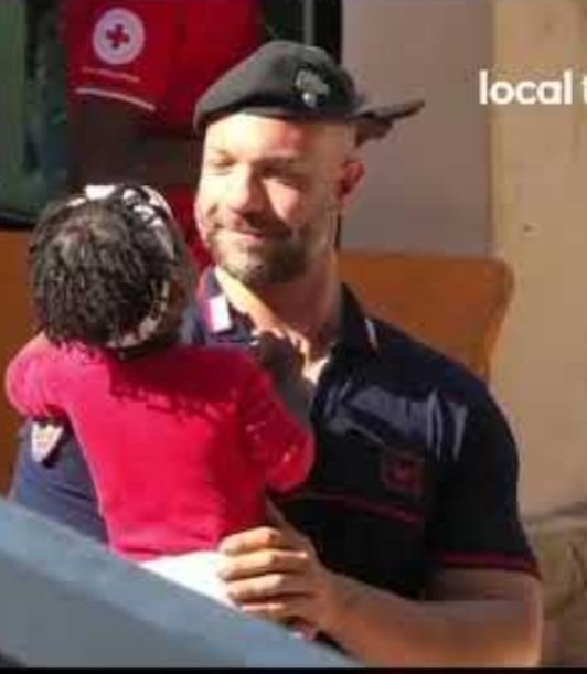 Ci sono i Vannacci, e poi c'è questo carabiniere. #Lampedusa