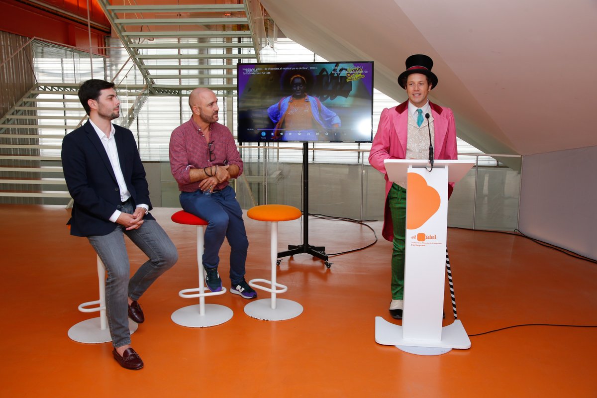 Hoy ha visitado #ElBatel <a href="/DanielDiges/">Daniel Diges</a>, y lo ha hecho para presentar el musical 'Charlie y la fábrica de chocolate, que llegará a #Cartagena del 19 al 22 de octubre.
Diges interpretará a Willy Wonka, alternándose en el papel con Esteban Oliver. 
 Entradas👉 ow.ly/Zam250PM0IF