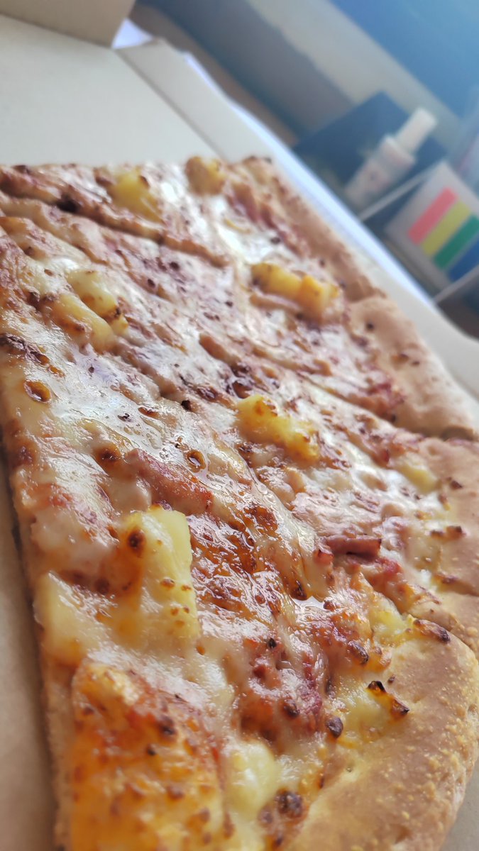 Nom.... Hawaiian pizza.... Fuck the world, it's delicious! Be open minded 😂🍕