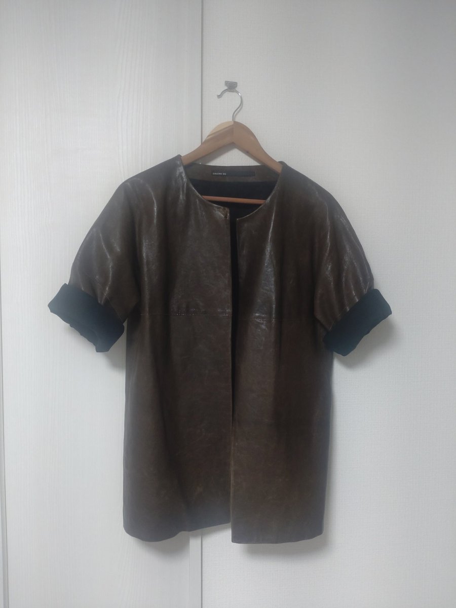 everydayhormone's tweet photo. 革質ハンパないけど着こなし分からん服
#ホルモン私物 #永遠の課題 #レザー #革ジャン #ドロップショルダー #やのに袖細い https://t.co/iAqhFVSb65