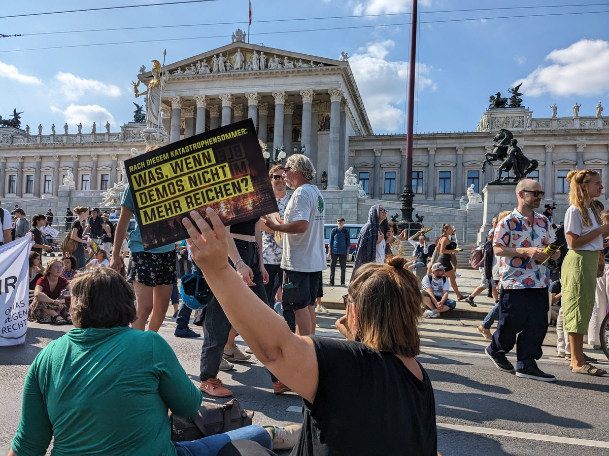 ‼️ BREAKING: SIT-IN GEMEINSAM MIT <a href="/ViennaForFuture/">Fridays For Future Wien</a> ‼️
 
🔥 Demos reichen nicht mehr aus. Seit den 70ern gehen Millionen Menschen auf die Straße, die Regierungen der Welt ignorieren weiter die #Klimakatastrophe

👁 Wir müssen jetzt alle aufwachen!

#LetzteGeneration
<a href="/a22network/">A22 Network</a>