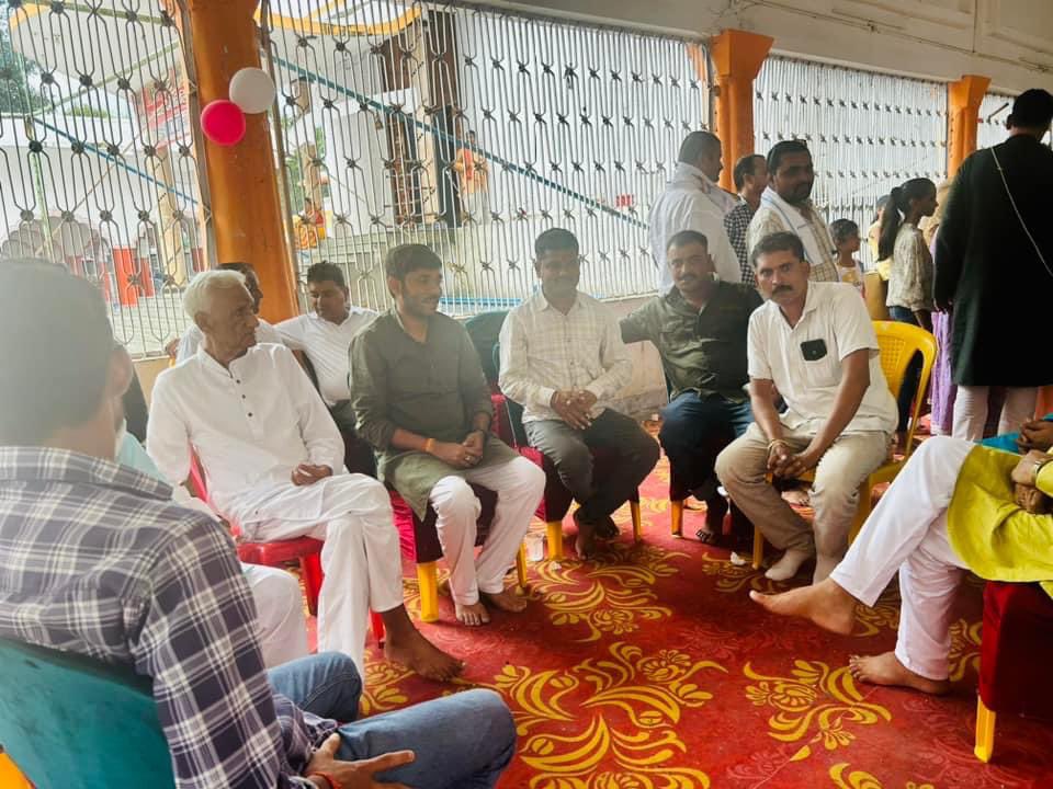 vivekgautam_bjp's tweet photo. आज सिद्ध चिराहुला मंदिर में चिराहुलानाथ स्वामी जी का पूजा अर्चना कर मंदिर प्रांगण में देवतालाव विधानसभा,पहाड़ी निरपति निवासी श्री सुभाष सिंह जी द्वारा आयोजित भंडारे में सम्मिलित होकर प्रसाद ग्रहण किया।

चिरहुलानाथ स्वामी जी से सर्व मंगल एवं कल्याण हेतु प्रार्थना की।
 #devtalav72 https://t.co/F6XDIBJp2h