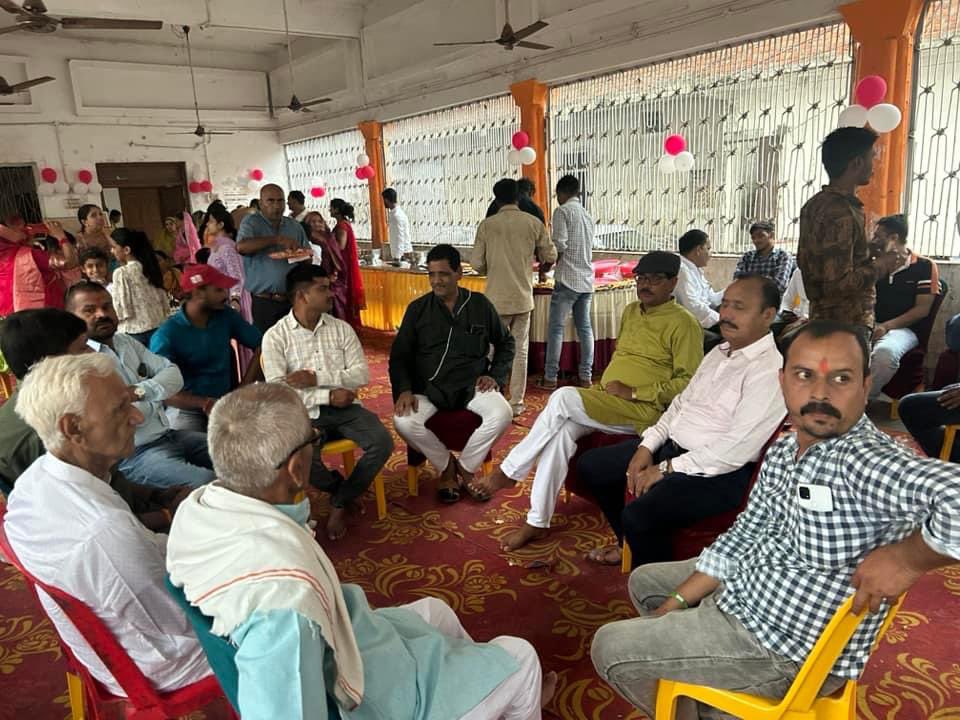 vivekgautam_bjp's tweet photo. आज सिद्ध चिराहुला मंदिर में चिराहुलानाथ स्वामी जी का पूजा अर्चना कर मंदिर प्रांगण में देवतालाव विधानसभा,पहाड़ी निरपति निवासी श्री सुभाष सिंह जी द्वारा आयोजित भंडारे में सम्मिलित होकर प्रसाद ग्रहण किया।

चिरहुलानाथ स्वामी जी से सर्व मंगल एवं कल्याण हेतु प्रार्थना की।
 #devtalav72 https://t.co/F6XDIBJp2h
