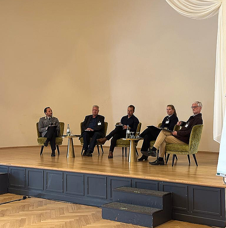 WissKommAttacks's tweet photo. Zum Abschluss unserer Begleitung der #itmg23 noch eine fotografische Nachlese. Wir bedanken uns bei allen Interviewten (besonders @FrankReichherz1 und @Friday13H) und vor allem bei Michael Gutzeit für das Bildmaterial! 🙏🙏🙏
#Militärgeschichte #wisskomm https://t.co/j2HW48rA9G