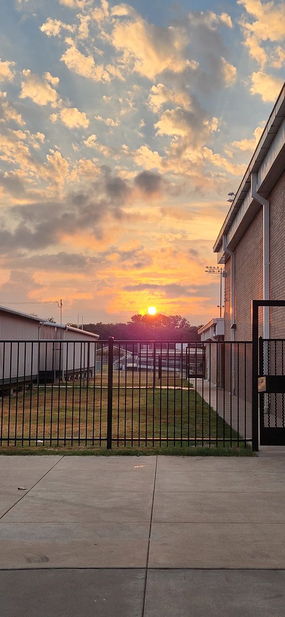 Can't ignore this beautiful start to our Friday morning. It's going to be a GREAT day!
<a href="/annlag12/">Andrea Parks Lagard</a> <a href="/Watkins_CFISD/">Watkins CFISD</a>