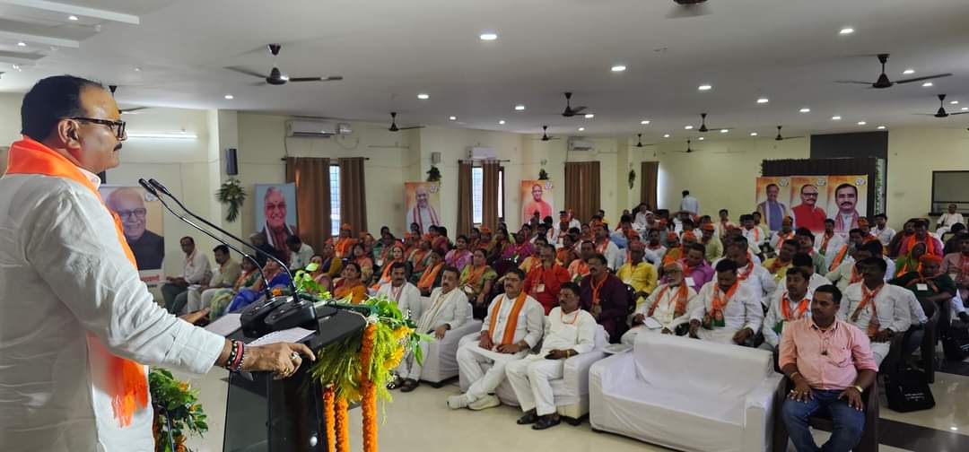 dileeppatelbjp's tweet photo. भाजपा काशी क्षेत्र के प्रयागराज महानगर व वाराणसी महानगर के निर्वाचित भाजपा महापौर व पार्षदों का दो दिवसीय (दिनांक 15-16 सितम्बर,2023) प्रशिक्षण वर्ग काशी क्षेत्र कार्यालय,वाराणसी पर प्रदेश के  लोकप्रिय उप मुख्यमंत्री मा.@brajeshpathakup जी का द्वितीय सत्र में उद्बोधन प्राप्त हुआ। https://t.co/ZtFIJrl197