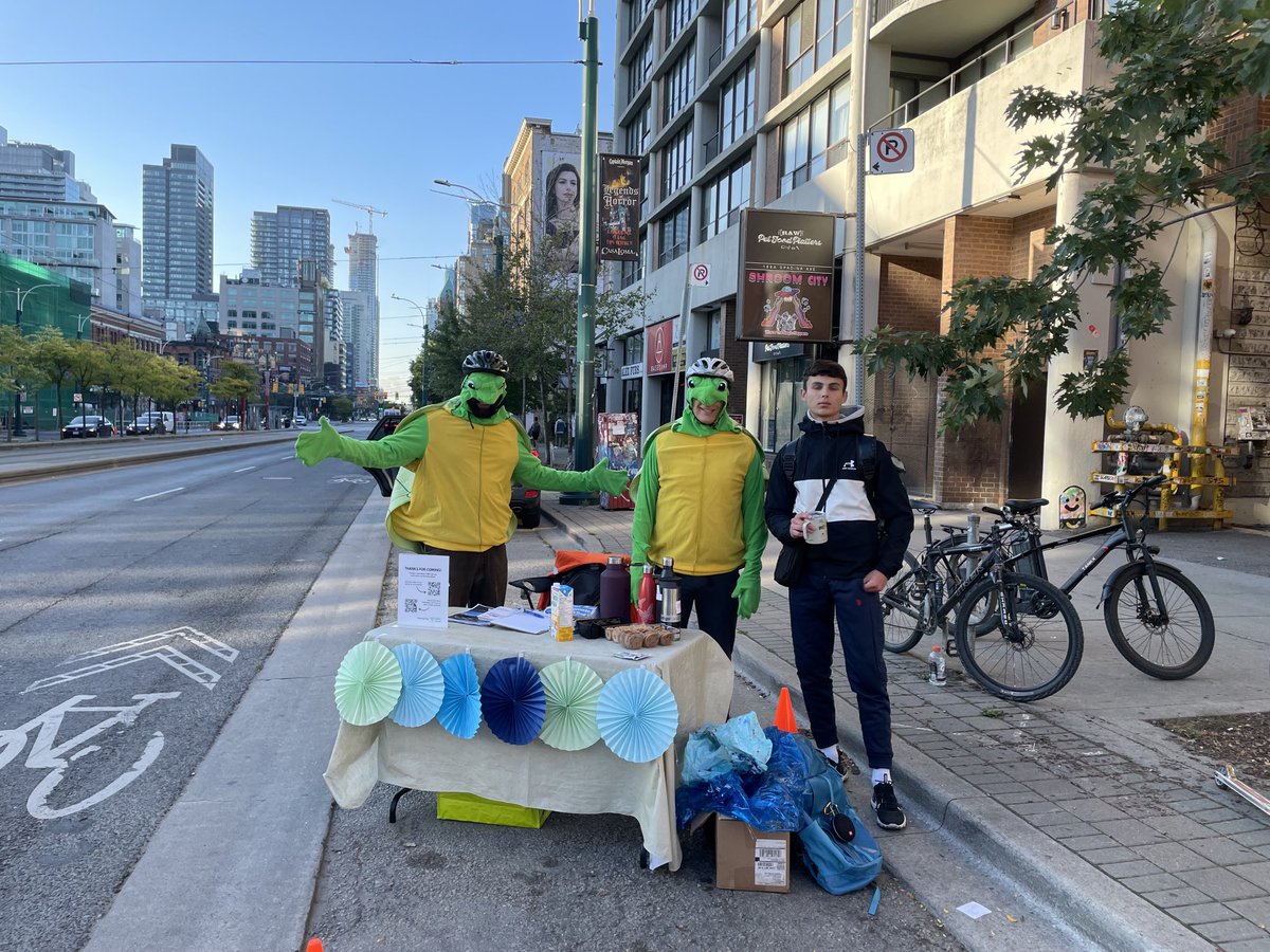 LIVE. In front of ⁦@csiTO⁩ 192 Spadina. Just north of Queen. #parkingday free coffee and treats. We are demonstrating that there are better uses for parking spots. #biketo