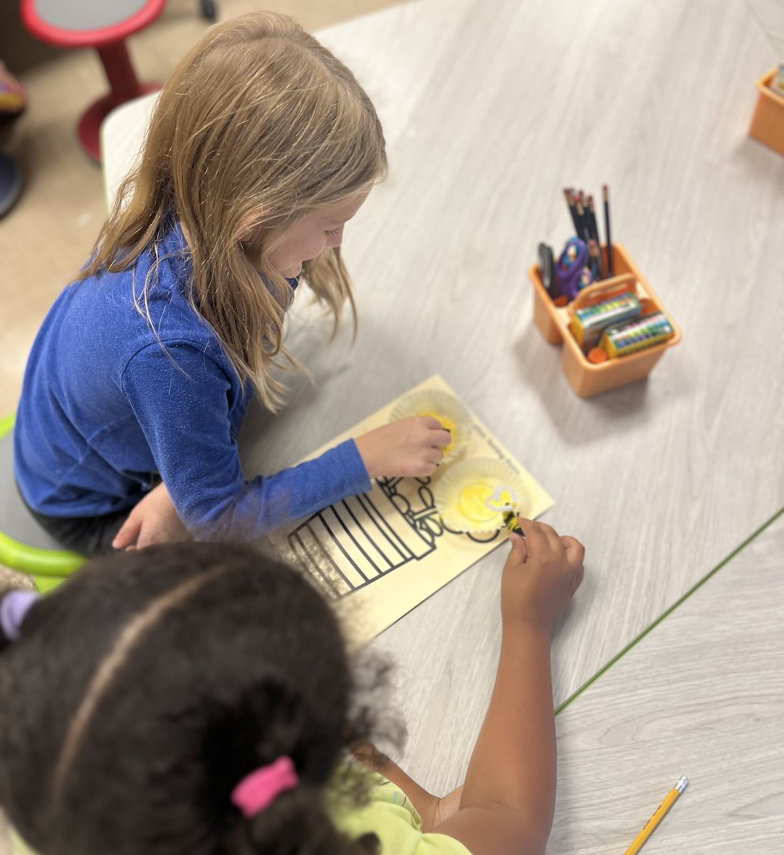WLS4Kids's tweet photo. 🐝Hiawatha students got to hear what all the BUZZ is about pollinators this week in STEM, after a visit from the @LucasSWCD! Mr. Troyer taught students about the important role pollinators play in the environment and the students were ABUZZ with excitement! https://t.co/lDtAU5rJyO